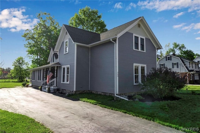 view of front facade featuring a front lawn and entry steps