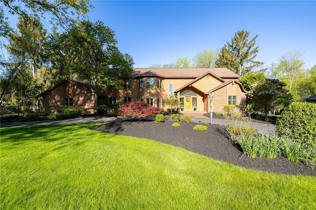 view of front of property featuring a front lawn