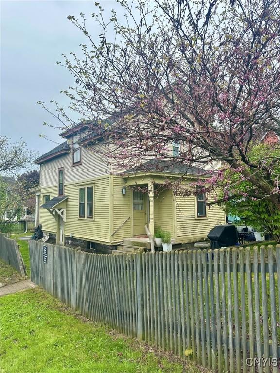923 Teall Ave, Syracuse, NY 13206 - rear view of property featuring a fenced front yard