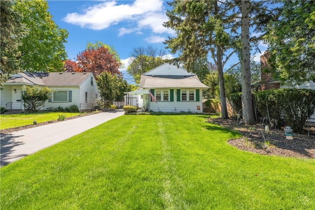 view of front of house featuring driveway and a front yard