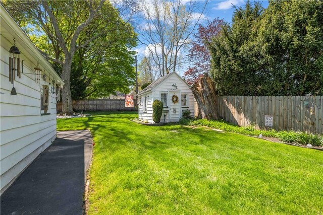 view of yard with an outdoor structure