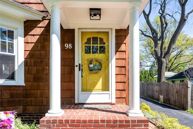 entrance to property with fence