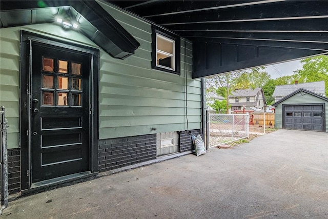 entrance to property with fence and crawl space