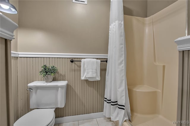 9466 Ridge Rd, Hartland, NY 14105 - bathroom featuring a shower with curtain, tile patterned floors, toilet, and wainscoting