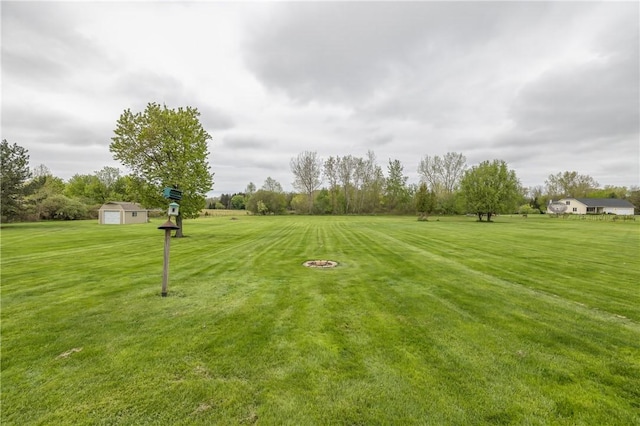 view of grassy yard featuring an outbuilding