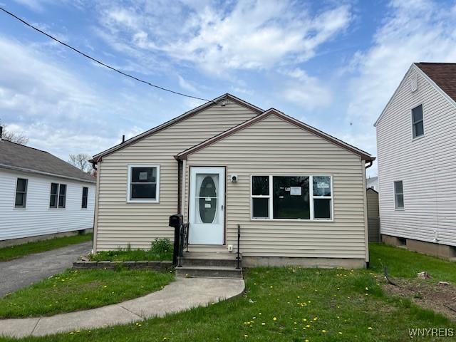 1026 93rd St, Niagara Falls, NY 14304 - view of front facade featuring a front lawn