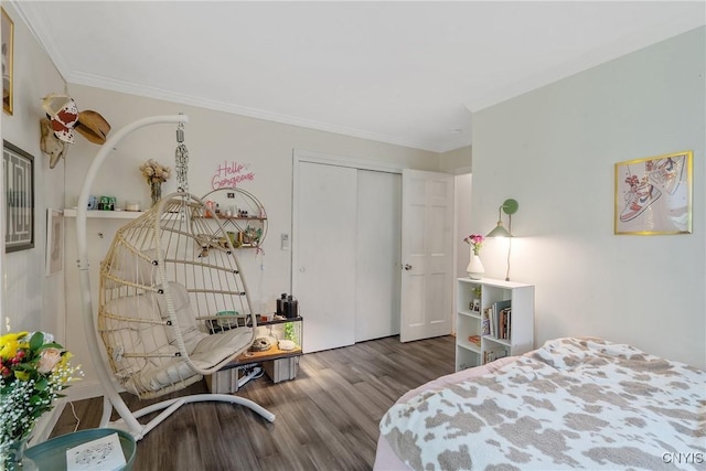 9 Bishop Dr, Manlius, NY 13066 - bedroom with wood finished floors, ornamental molding, and a closet