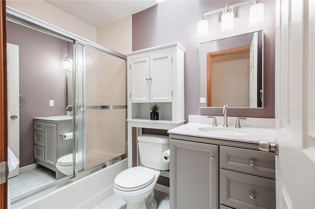 bathroom featuring toilet, vanity, and enclosed tub / shower combo
