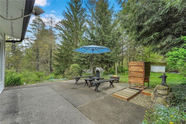 view of patio featuring an outdoor fire pit