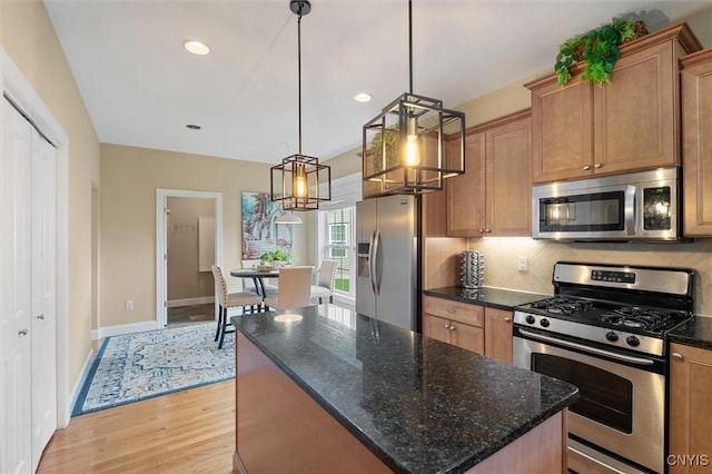 119 Star Gaze Cir, Manlius, NY 13066 - kitchen with appliances with stainless steel finishes, light wood-type flooring, a center island, baseboards, and hanging light fixtures
