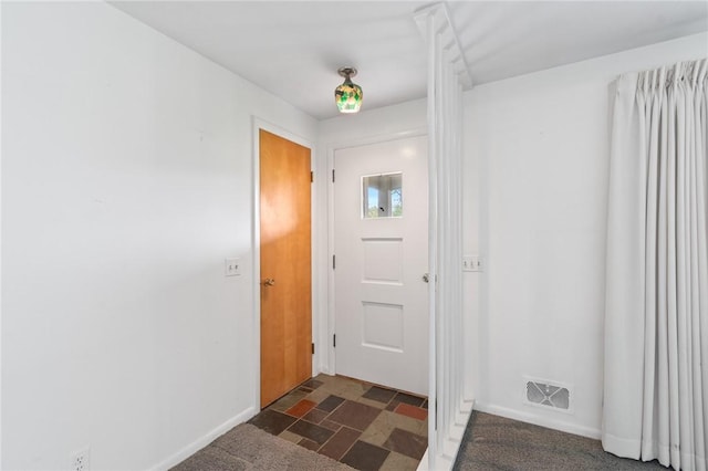 foyer entrance featuring baseboards