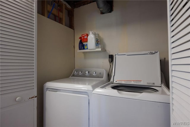 laundry room featuring washer and clothes dryer