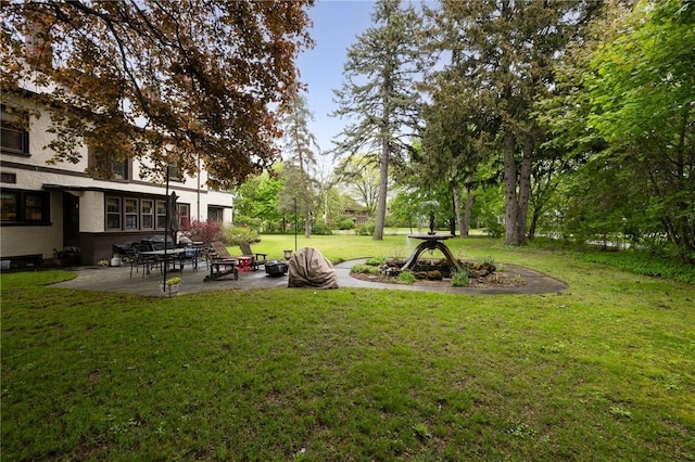 view of grassy yard featuring a patio area