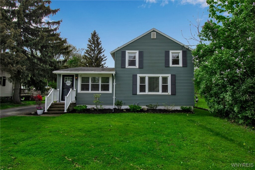 5031 Armor Duells Rd, Orchard Park, NY 14127 - traditional-style house featuring a front lawn