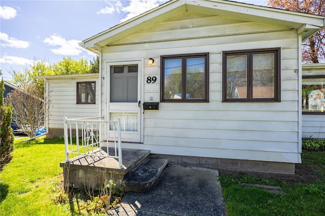 89 Chapel St, Mount Morris, NY 14510 - view of front facade with a front lawn