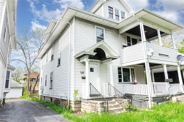 view of front of home featuring a balcony and covered porch