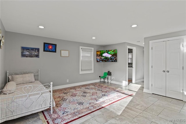 bedroom featuring recessed lighting, baseboards, and a closet