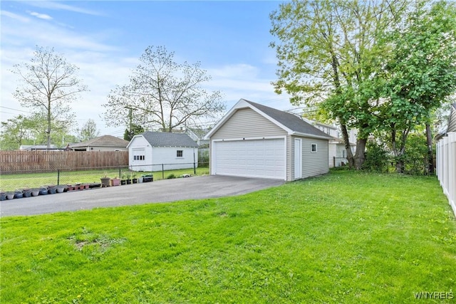 view of yard featuring an outdoor structure and a detached garage