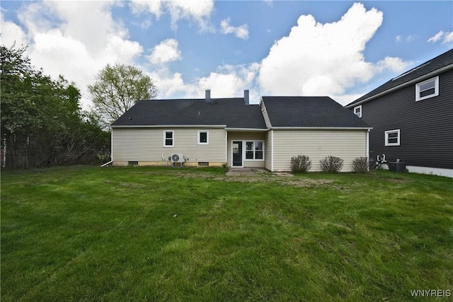 back of house featuring a lawn