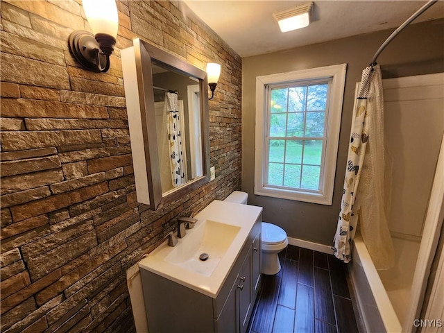 full bath featuring vanity, toilet, and baseboards