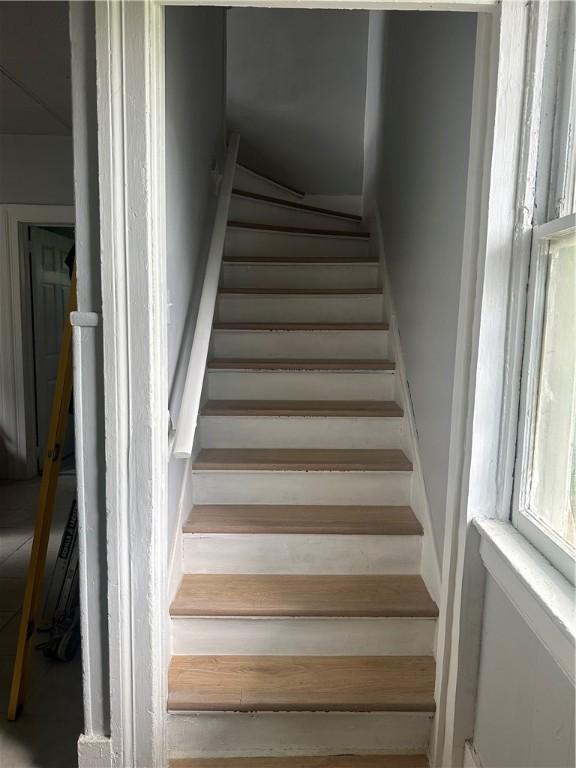 130 Lincoln St, Rochester, NY 14605 - view of stairway