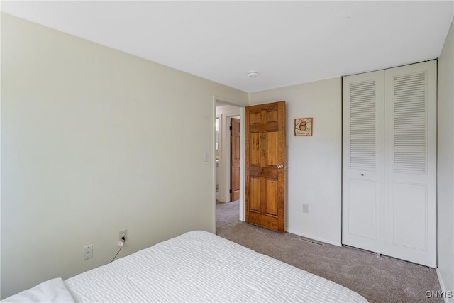 bedroom featuring carpet flooring and a closet