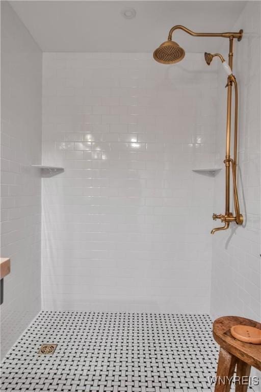 bathroom featuring tiled shower