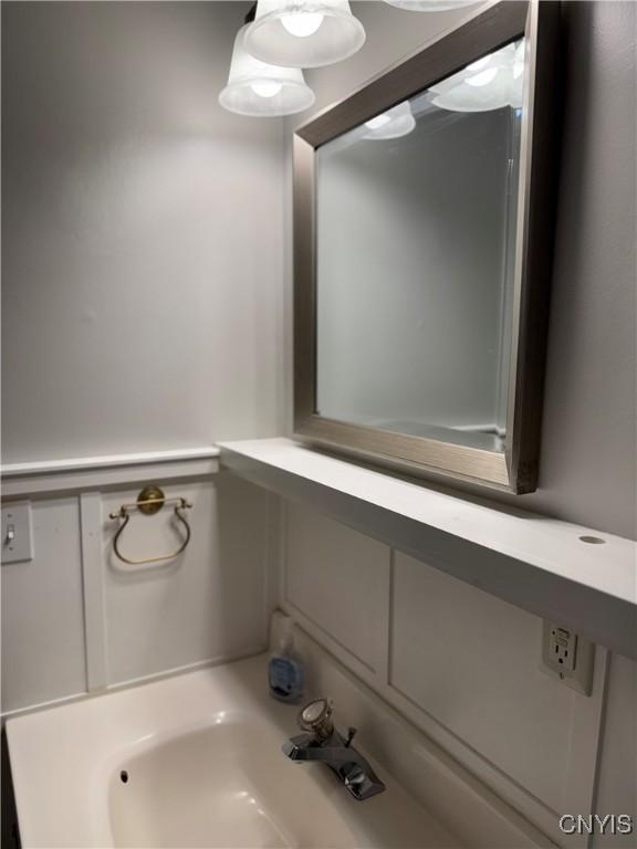 bathroom featuring a sink