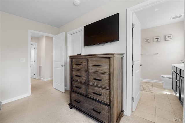 detailed view of baseboards and a smoke detector