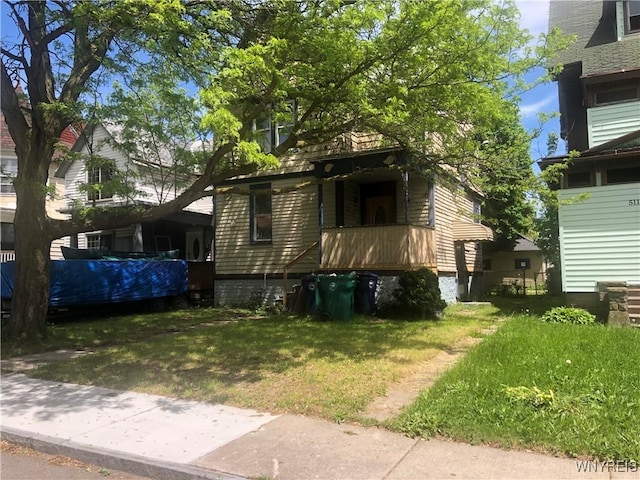 515 9th St, Niagara Falls, NY 14301 - view of front of property with a front lawn