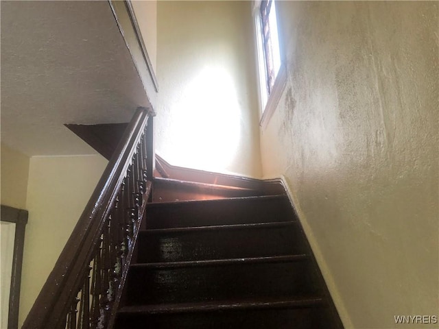 515 9th St, Niagara Falls, NY 14301 - view of stairway