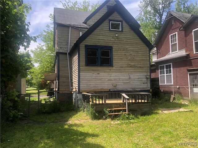515 9th St, Niagara Falls, NY 14301 - back of house with a wooden deck