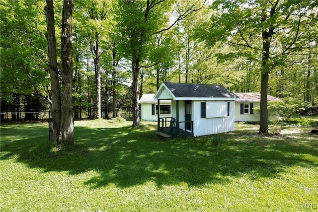 view of grassy yard featuring an outbuilding