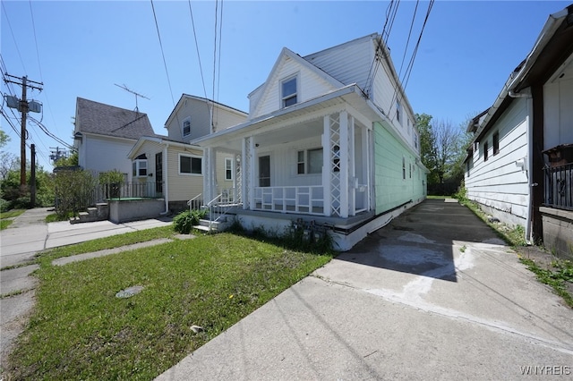 8 Wagner Ave, Cheektowaga, NY 14206 - bungalow-style house featuring a porch and a front yard