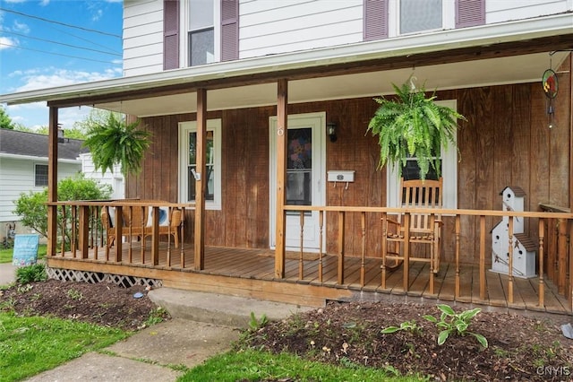 entrance to property featuring a porch
