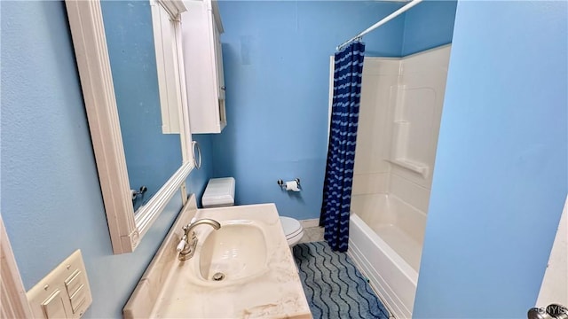 bathroom featuring toilet, baseboards, vanity, and shower / bathtub combination with curtain