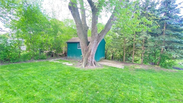 view of grassy yard featuring an outdoor structure and a storage shed