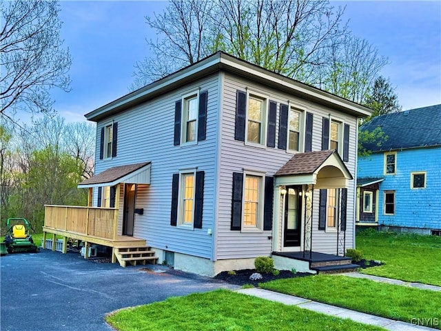 view of front of house featuring a front yard