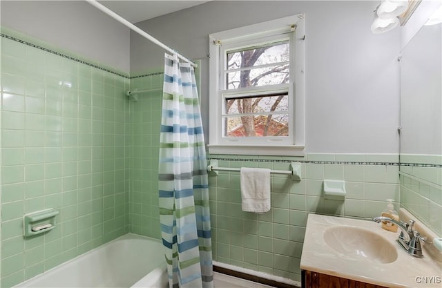 18 Court Knolle, New Hartford, NY 13413 - full bath with shower / tub combo and vanity