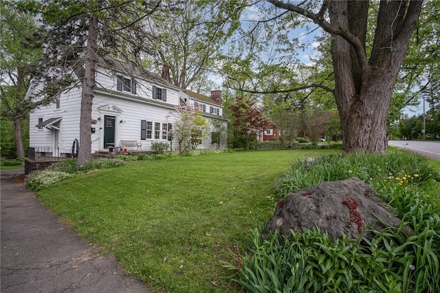 view of green lawn