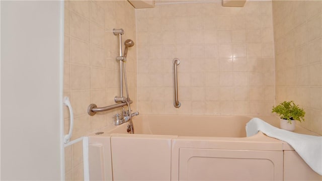 85 Kalyna Dr, Irondequoit, NY 14617 - bathroom featuring a bathtub