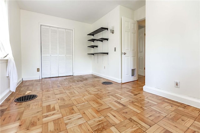 unfurnished bedroom featuring baseboards and a closet
