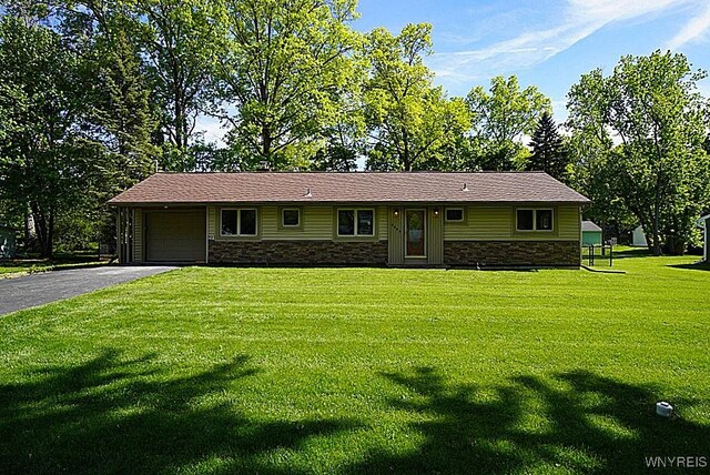 458 Kenwood Dr, Lewiston, NY 14092 - view of front facade featuring stone siding, an attached garage, driveway, and a front lawn