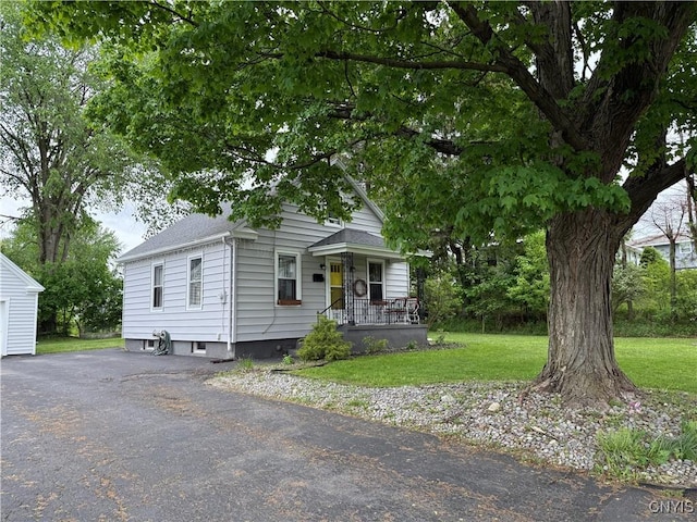 41 Young Ave, New Hartford, NY 13417 - view of front facade featuring a porch, a front lawn, and a shingled roof