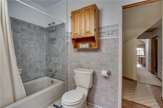 485 E Joseph St, Cape Vincent, NY 13618 - full bathroom featuring toilet and shower / bathtub combination with curtain