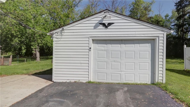 15 Wycliffe Rd, Waterloo, NY 13165 - detached garage with asphalt driveway