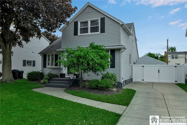 62 Thistle Ave, Tonawanda-Town, NY 14150 - view of front of home featuring a gate, a front lawn, and a shingled roof
