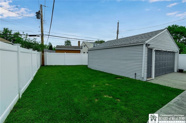 62 Thistle Ave, Tonawanda-Town, NY 14150 - view of yard with an outdoor structure and a detached garage