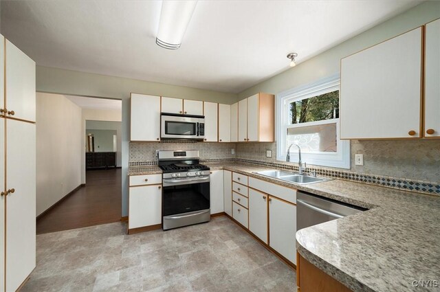 6 Viburnum Pl, New Hartford, NY 13413 - kitchen featuring stainless steel appliances, a sink, and decorative backsplash