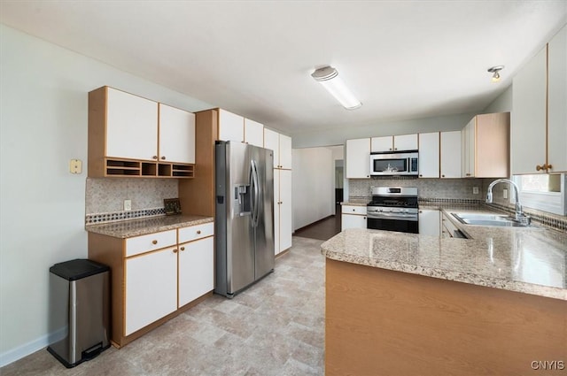 6 Viburnum Pl, New Hartford, NY 13413 - kitchen featuring stainless steel appliances, a sink, tasteful backsplash, and a peninsula